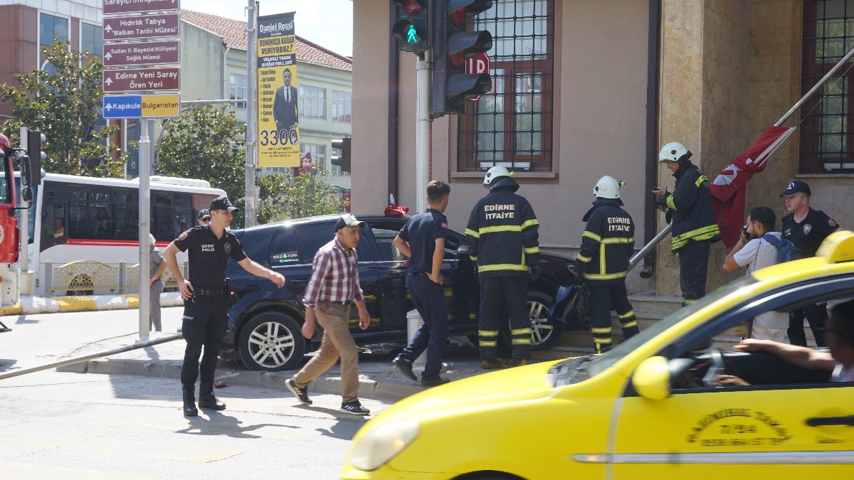 Edirne'de motosiklete çarpmamak için direğe çarptı: 2 yaralı