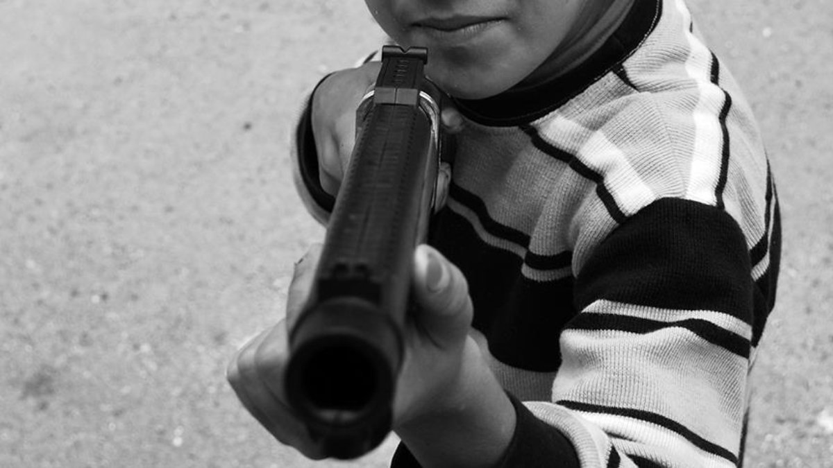Artvin'de 7 yaşındaki çocuk oynadığı silahla annesini vurdu