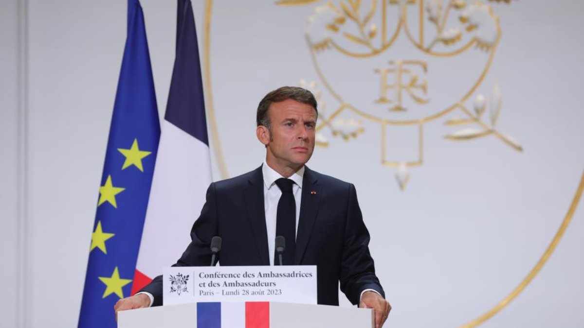 Fransa Cumhurbaşkanı Macron: Büyükelçimiz Nijer'de kalacak