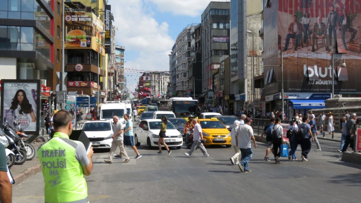 İstanbul'da yaya geçidi denetimi: 12 sürücüye ceza kesildi