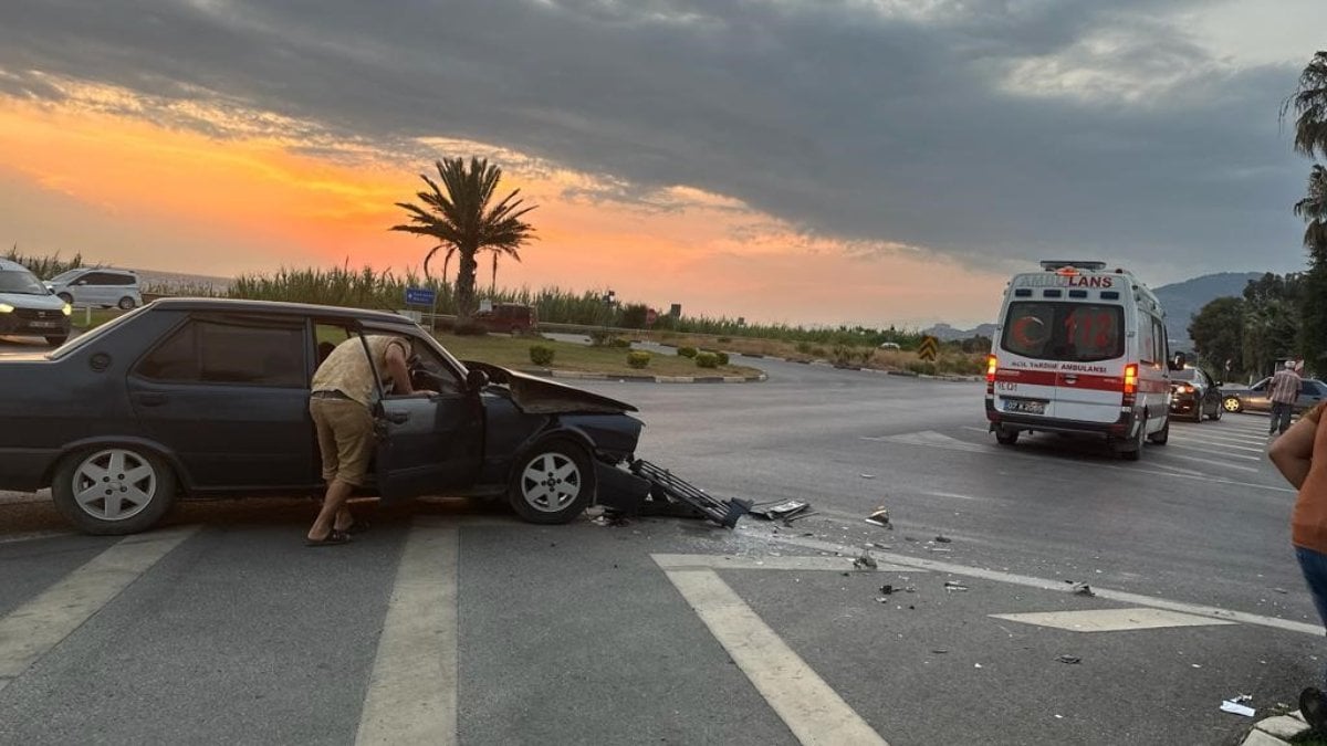 Antalya'da otomobil hafriyat kamyonuna çarptı: 1 yaralı