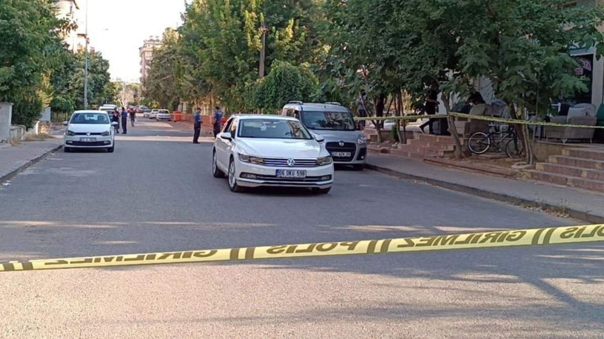 Gaziantep'te seyir halindeki araca silahlı saldırı: Sürücü ağır yaralandı