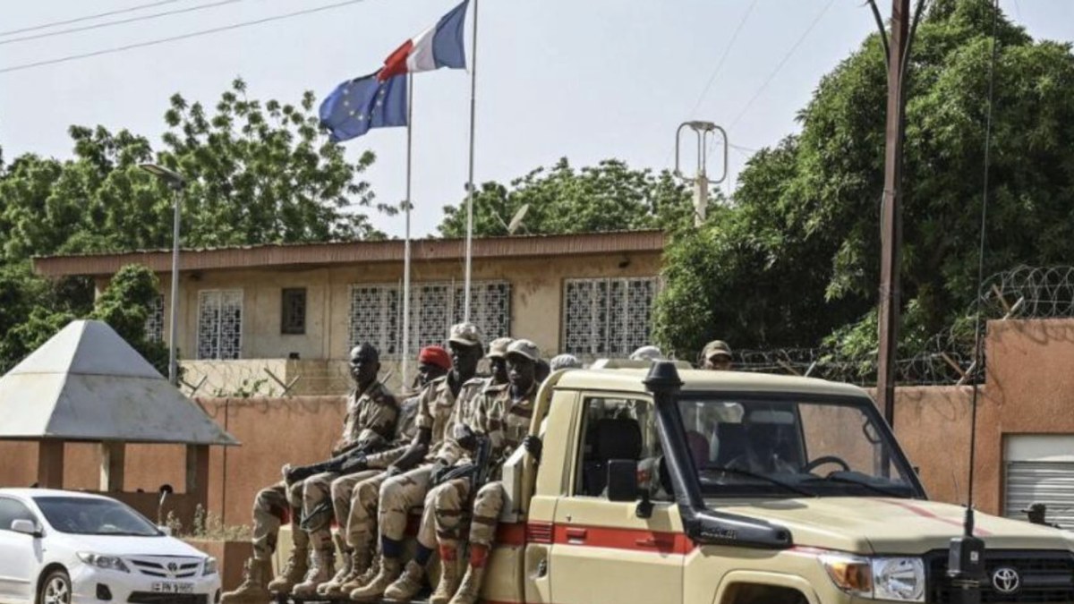 Nijer'de polise Fransız büyükelçiyi sınır dışı etme talimatı verildi