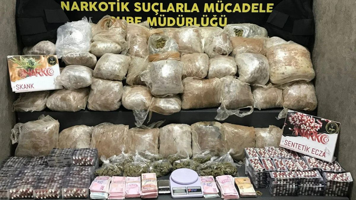 İzmir'de uyuşturucu operasyonunda 35 kilo esrar ele geçirildi