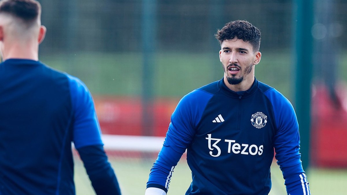 Altay Bayındır, Manchester United'da 1 numarayı giyecek