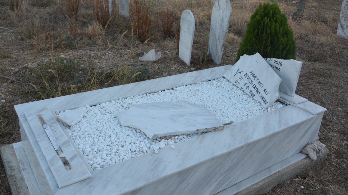 Yunanistan'da Türk mezarlığına saldırı