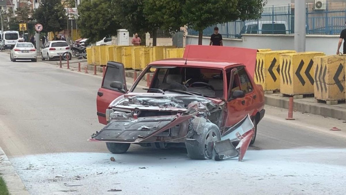 Tokat'ta direksiyon hakimiyetini kaybeden otomobil aydınlatma direğine çarparak alev aldı