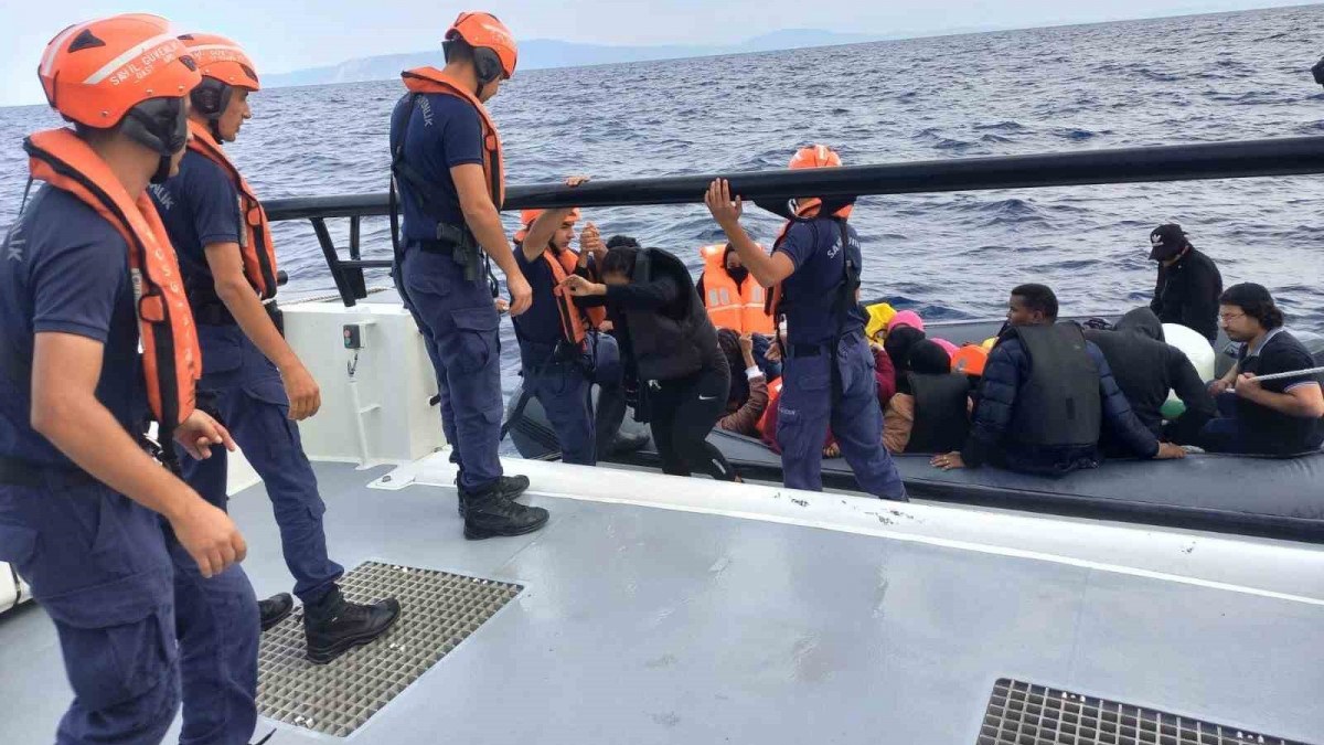 İzmir'in üç ilçesinde göçmen hareketliliği: 104 düzensiz göçmen ve 3 kaçakçı yakalandı