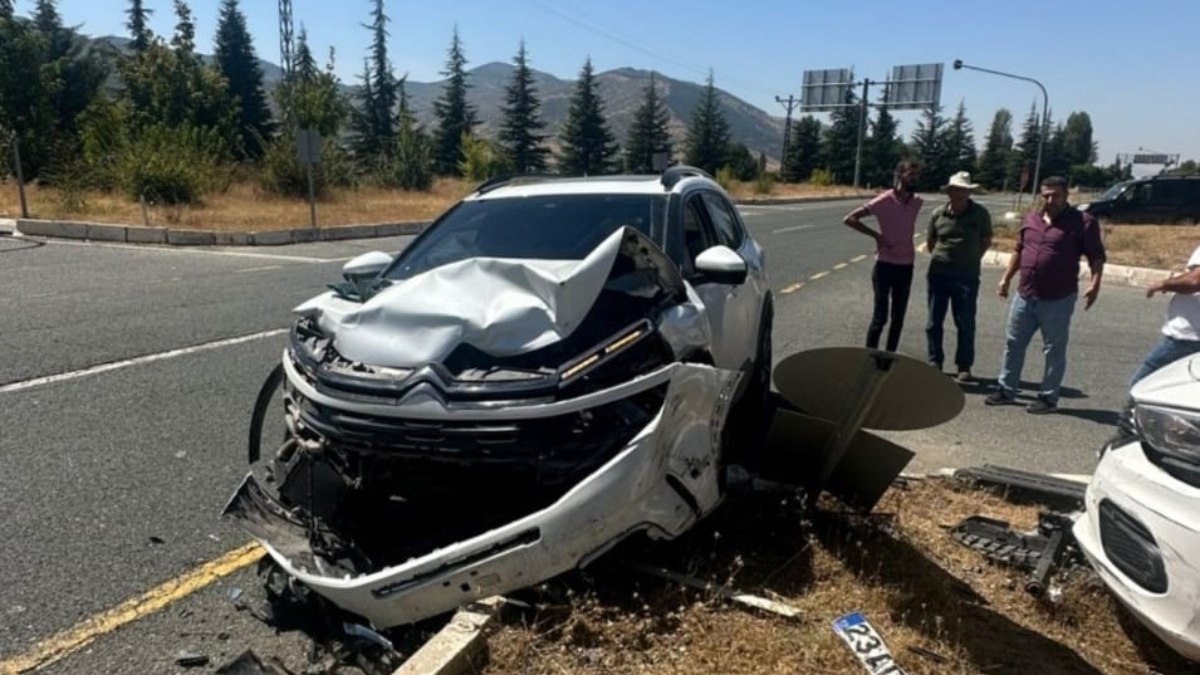 Elazığ'da 2 otomobil çarpıştı: 2 kişi yaralandı