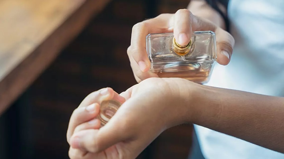 Parfümün kalıcılığını 10 kat artıracak yöntem! Parfüm nasıl ve nereye sıkılmalı? İşte parfüm sıkma ipuçları