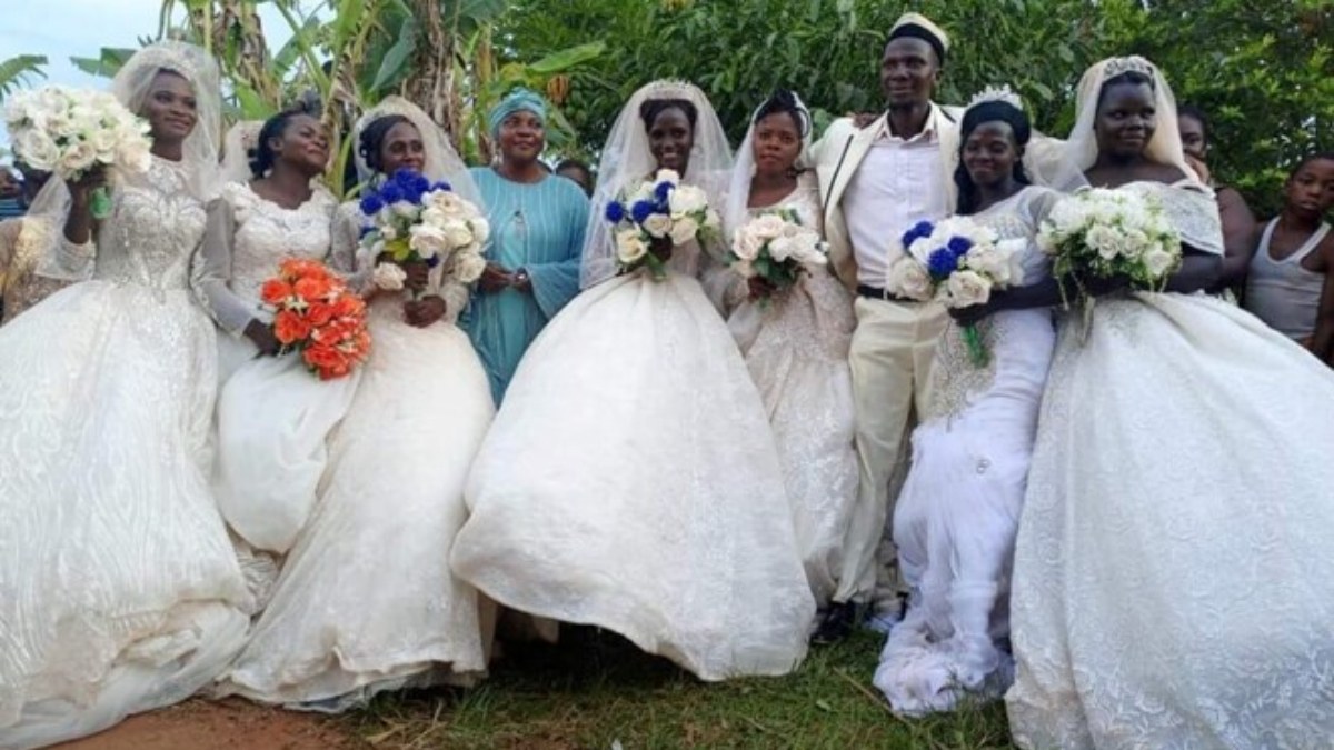 Uganda'da sıra dışı düğün! Bir adam aynı günde 7 kadınla birlikte evlendi