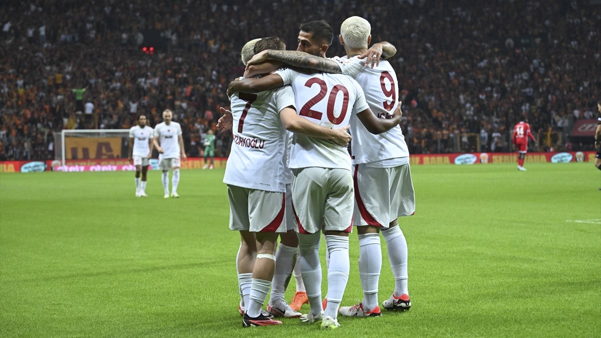 Galatasaray, Samsunspor'u 4 golle geçti