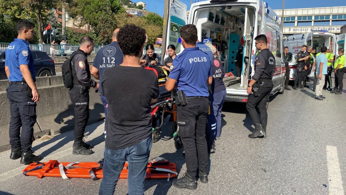 Kocaeli'de göreve giden çevik kuvvet ekibi kazaya karıştı: 5 polis yaralandı