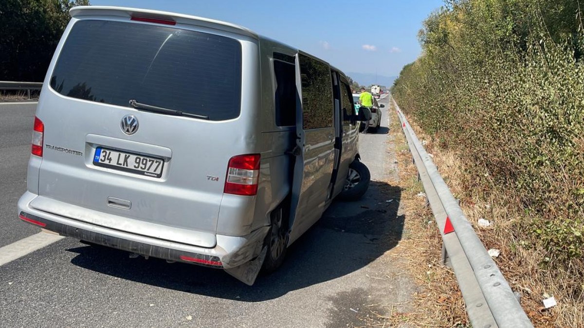 Düzce'de sürücüsü rahatsızlanan minibüs bariyerlere çarptı: 3 yaralı