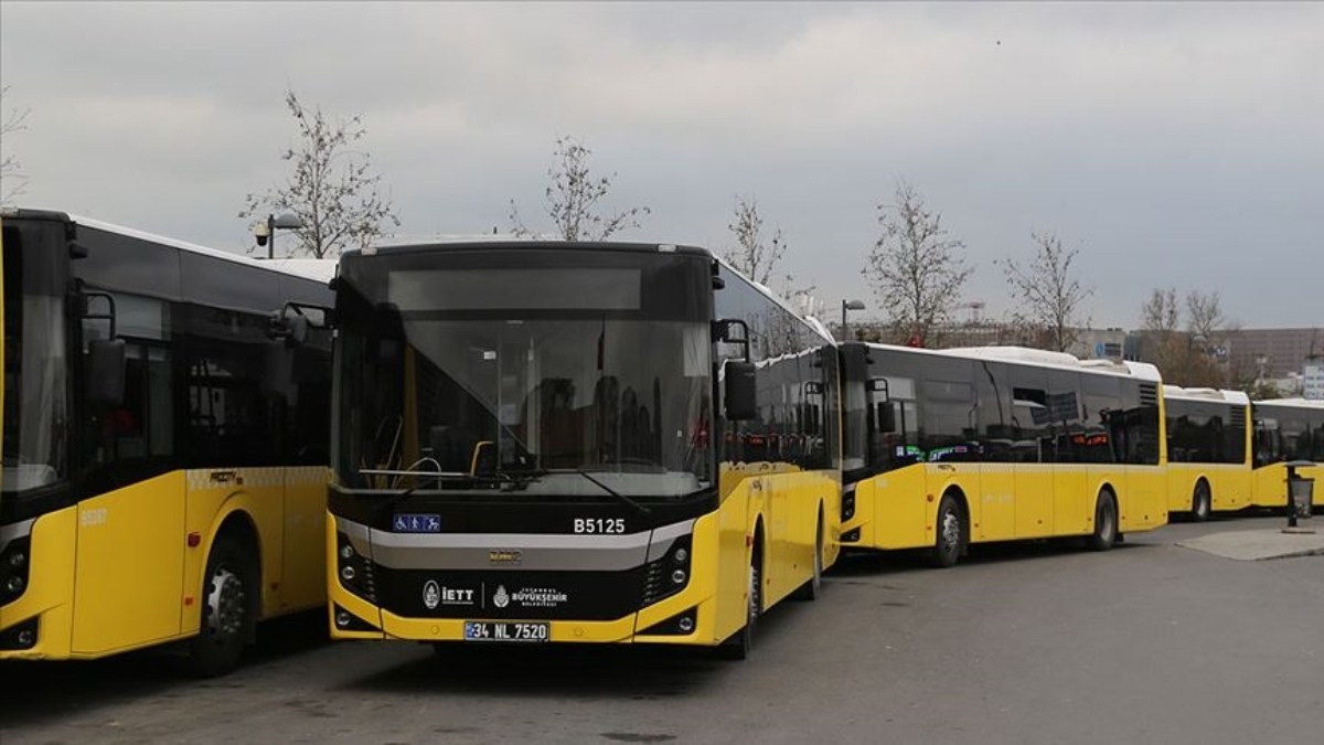 İstanbul'un toplu ulaşım sorunlarına yenisi eklendi: Kadıköy'de otobüsün kliması arızalandı