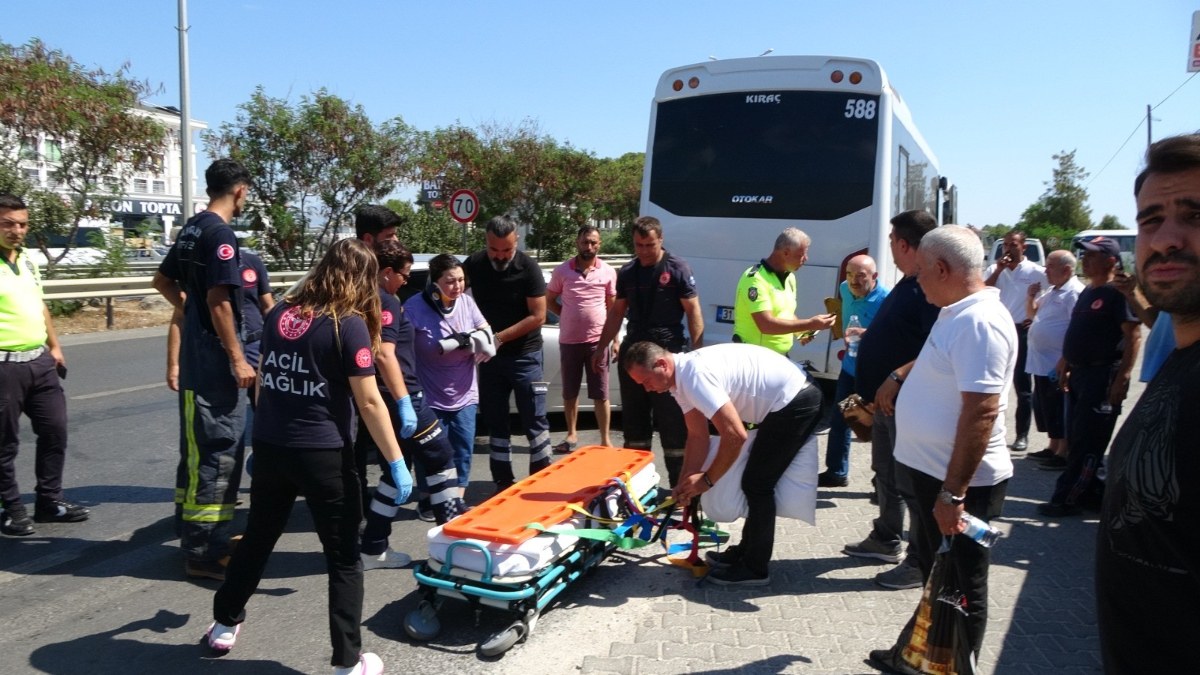 Antalya'da cep telefonuna uzanırken kaza yaptı: Park halindeki midibüse çarptı