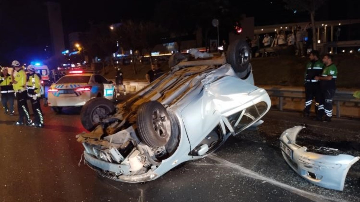 İstanbul Kadıköy'de hafif ticari araca çarpıp takla atan otomobildeki 4 kişi yaralandı