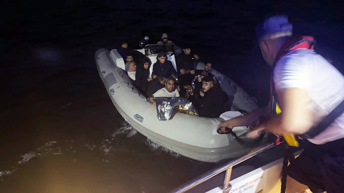 Muğla açıklarında Yunanistan'ın ittiği  göçmenleri Türk Sahil Güvenlik kurtardı