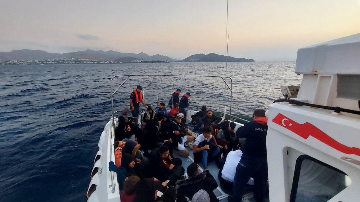 Muğla açıklarındaki teknede 43 düzensiz göçmen yakalandı