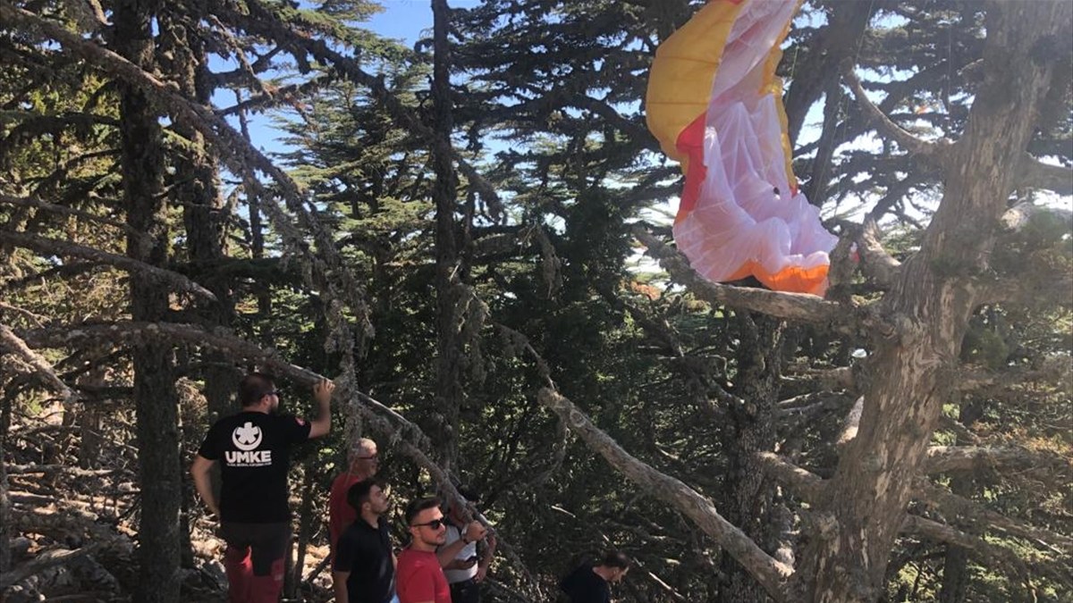 Muğla'da Rus pilot yamaç paraşütü yaparken ağaca takılı kaldı