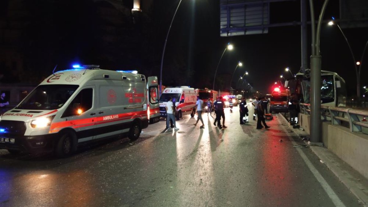 Adana'da havaalanına yolcu götüren midibüsün yaptığı kazada 5 kişi yaralandı