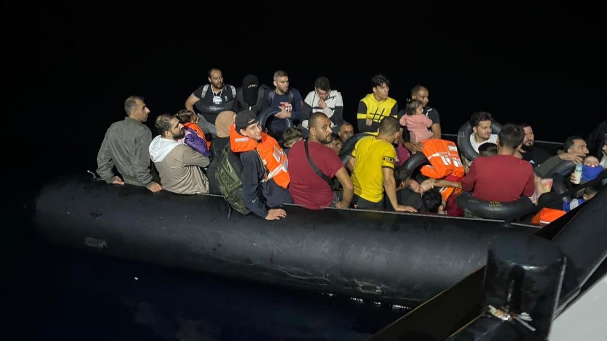 Balıkesir Ayvalık açıklarında Türk kara sularına itilen 180 düzensiz göçmen kurtarıldı