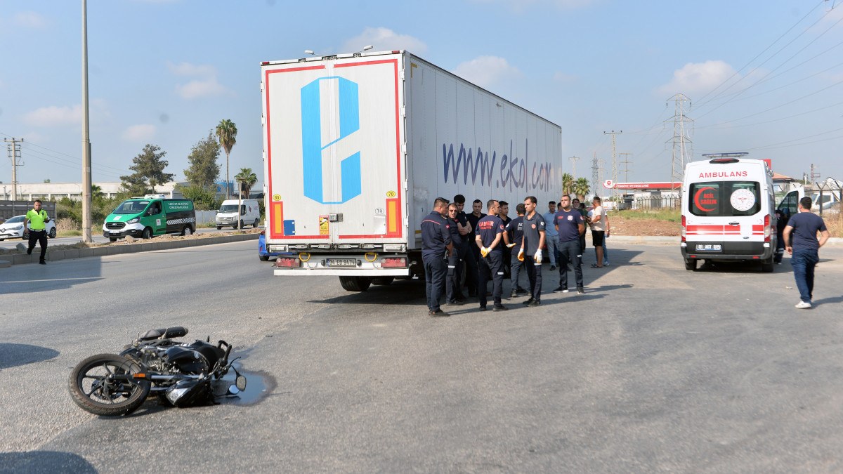 Adana'da tırın altında kalan motosikletli hayatını kaybetti