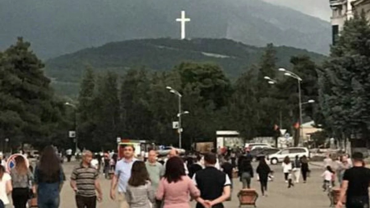 Karabağ’da Hankendi şehrinde bulunan haç sembolü kaldırıldı
