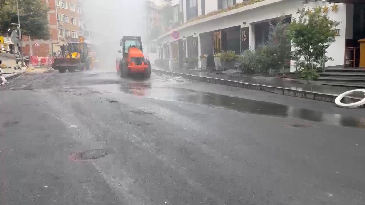 İstanbul'da İSKİ'ye ait su borusu yine patladı! Kepçeyle kapatarak önlenmeye çalışıldı..