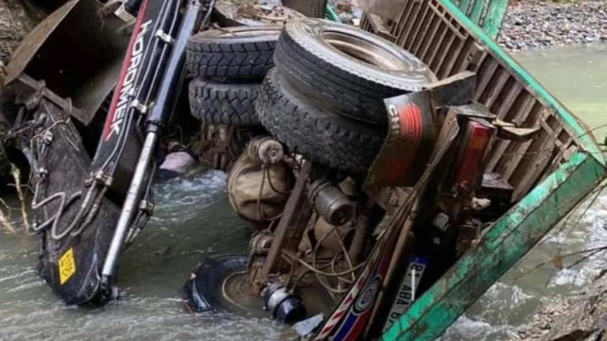 Bolu'da kepçe taşıyan kamyon 100 metreden dereye devrildi: 1 ölü