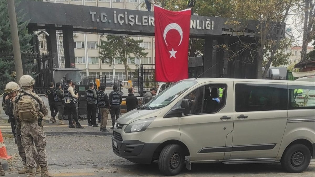 Ankara'da hain saldırının yapıldığı noktaya Türk bayrağı asıldı