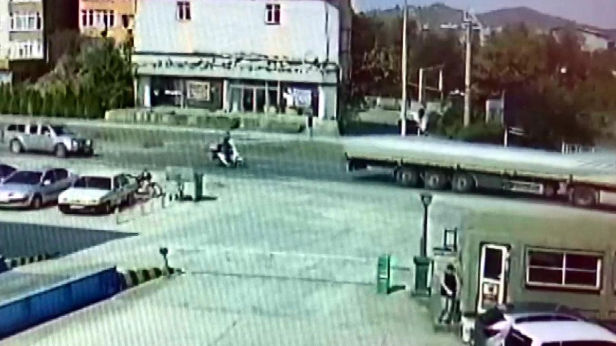 Zonguldak'ta geri manevra yapan tır motosikletliyi metrelerce sürükledi