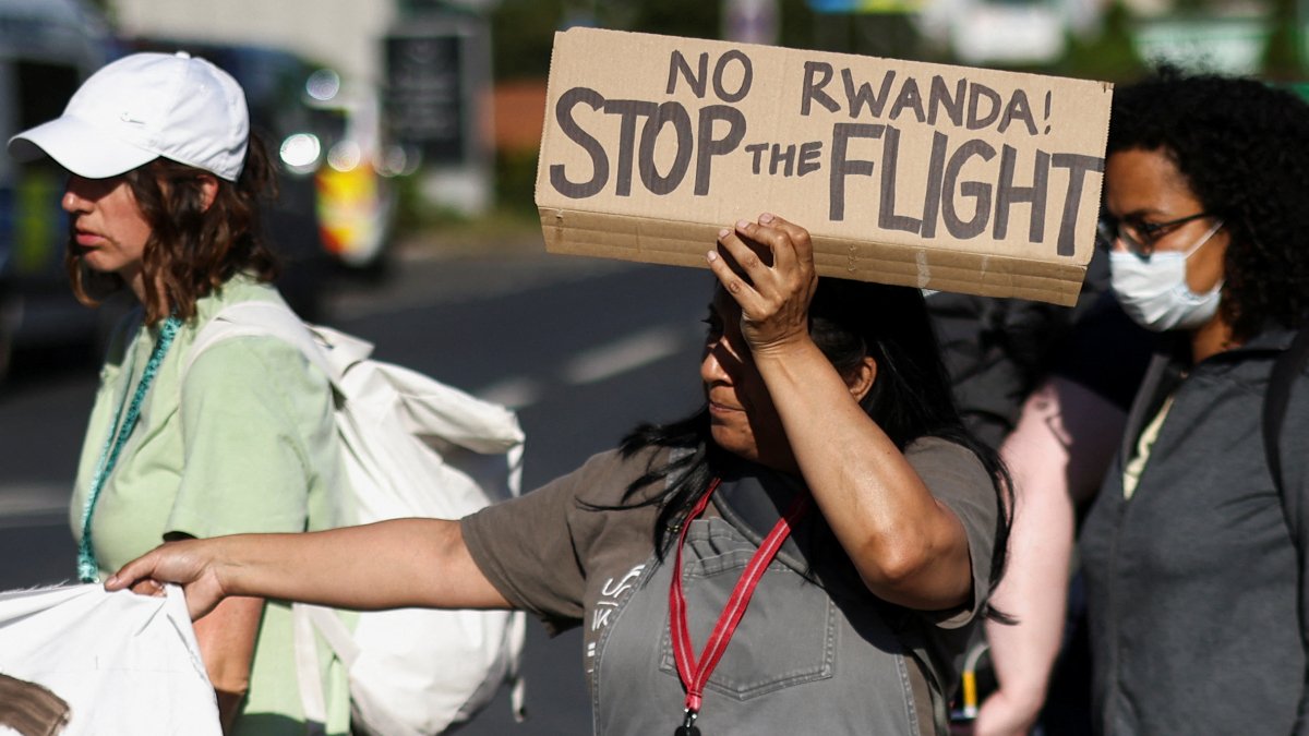 İngiltere, göçmenleri Ruanda'ya sınır dışı etme planını hayata geçirmek istiyor
