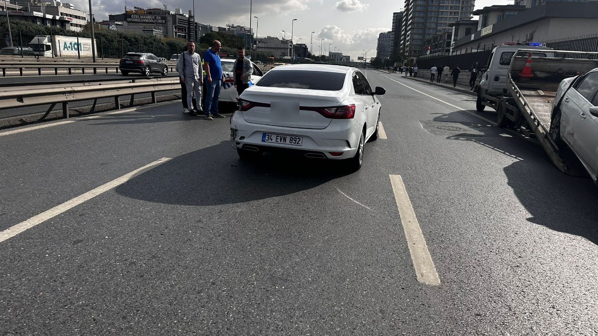 İstanbul'da iki araç birbirine girdi: Trafik kilitlendi