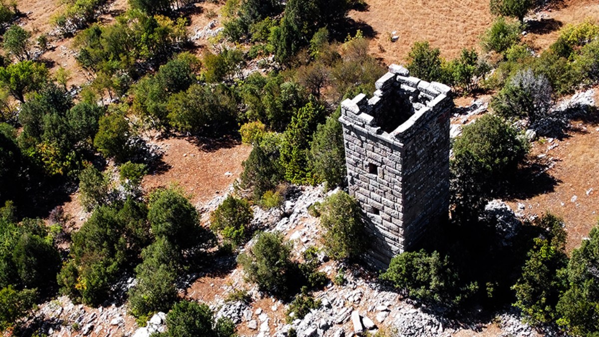 Toros Dağları'nda 2 bin yıllık Ceceler Kulesi halen ayakta