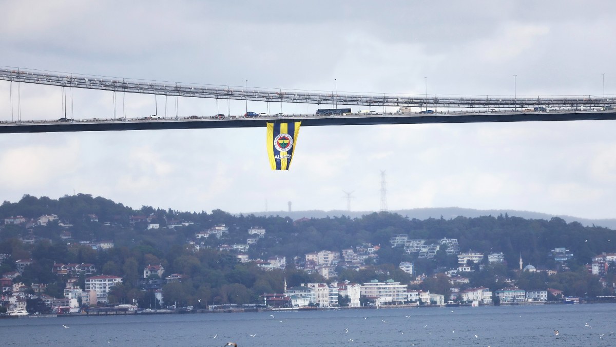İstanbul'da köprülere Fenerbahçe bayrakları asıldı