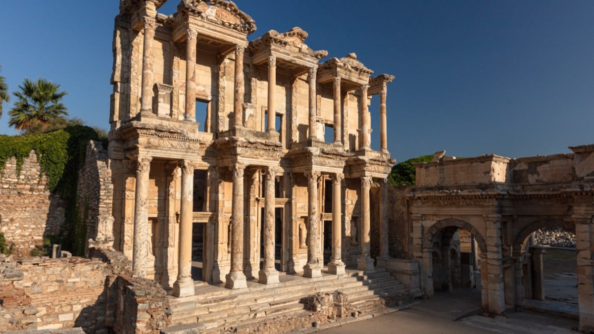 Kültür ve Turizm Bakanı Mehmet Nuri Ersoy, 'Geleceğe Miras Sonsuz Efes' projesini tanıttı