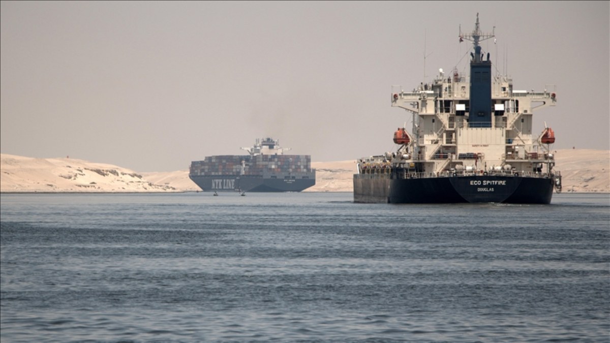 Mısır, Süveyş Kanalı'ndan geçiş ücretini artırıyor