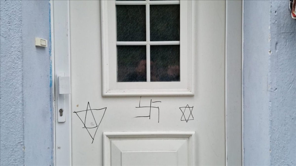Almanya'da camiye semboller çizip, panjurlarını yaktılar
