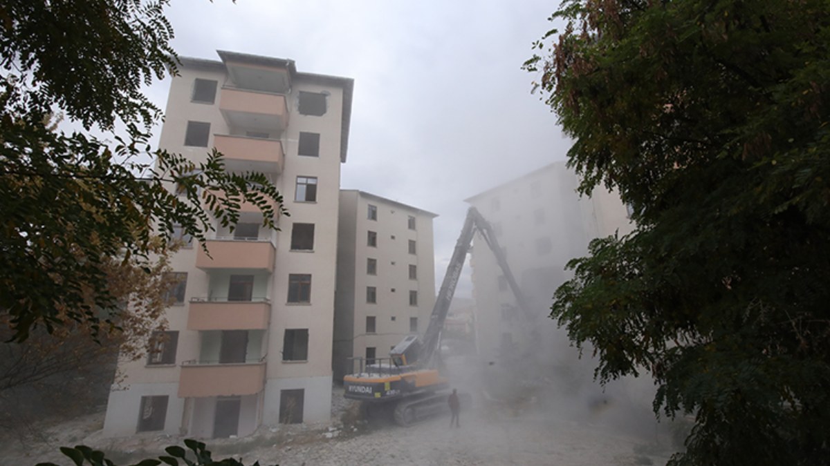 Malatya'nın Darende ilçesinde ağır hasarlı binalar yıkılıyor