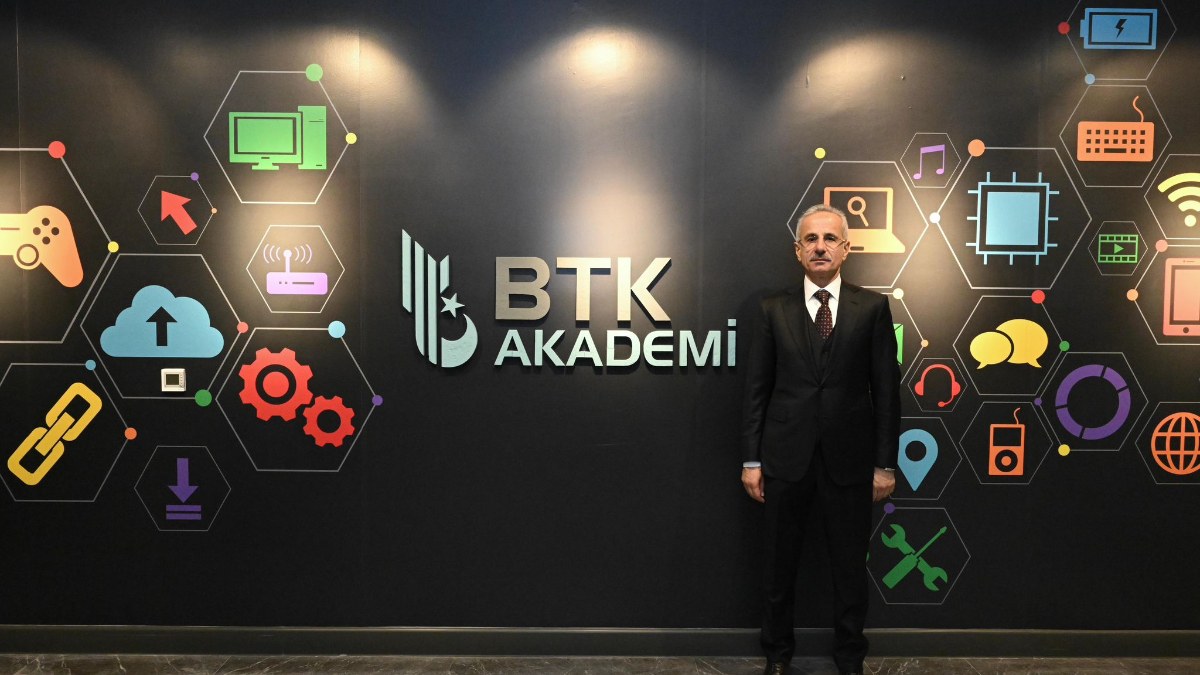 Ulaştırma ve Altyapı Bakanı Abdulkadir Uraloğlu BTK Akademi'yi ziyaret etti