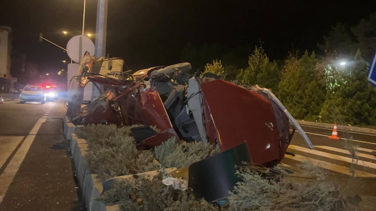 Nevşehir'de takla atan otomobil trafik lambasına çarparak durabildi: 2 yaralı