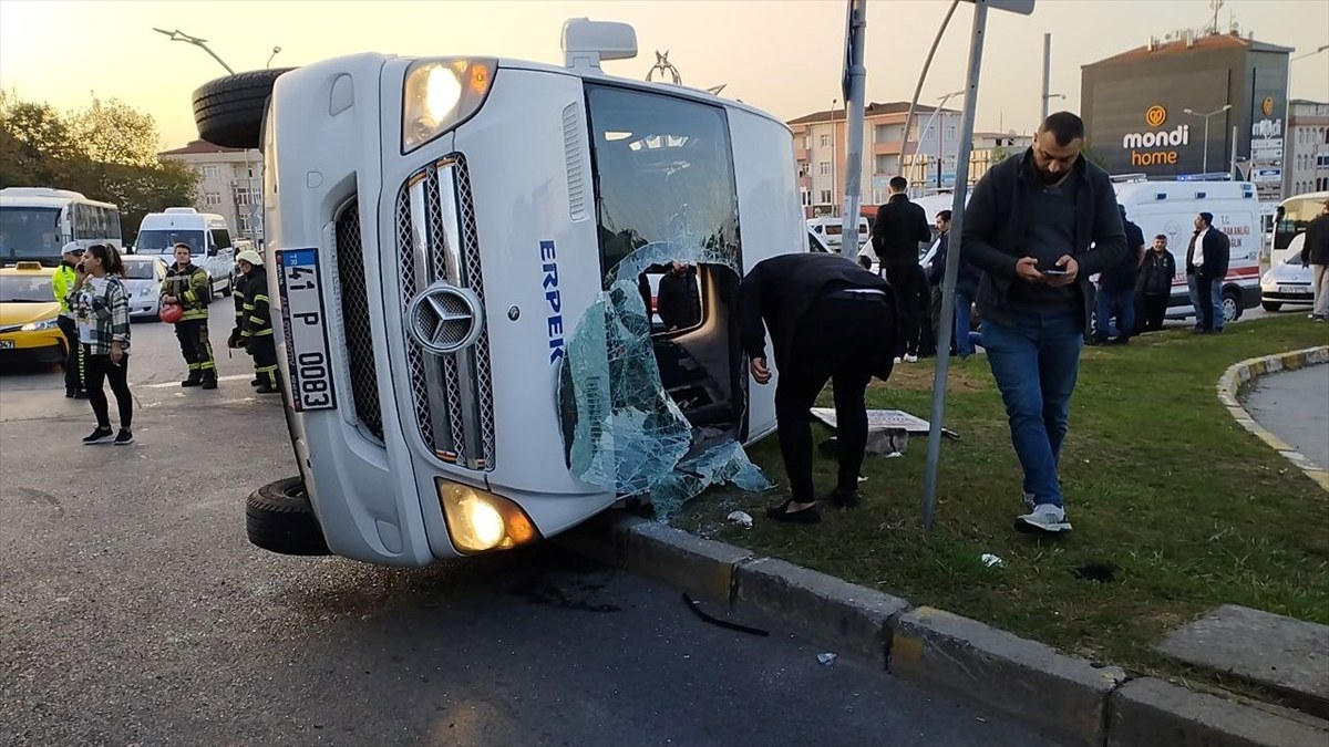 Kocaeli'de kaza! İşçi servisi ile halk otobüsü çarpıştı: 11 yaralı