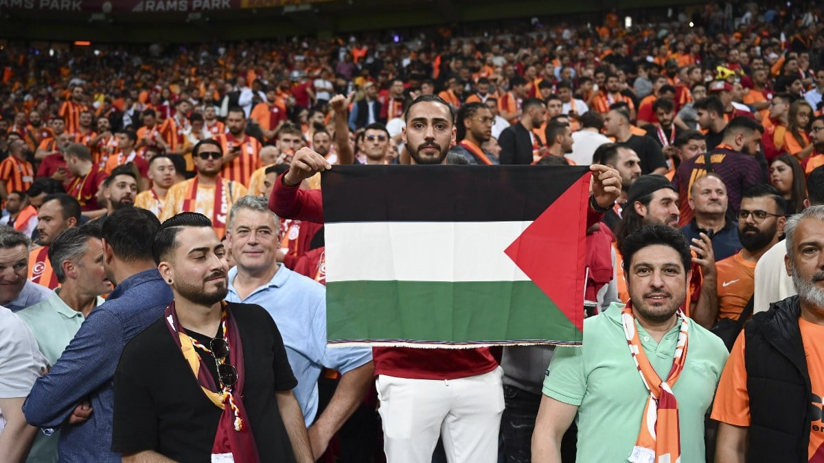 Galatasaray tribünlerinde Filistin bayrağı açıldı