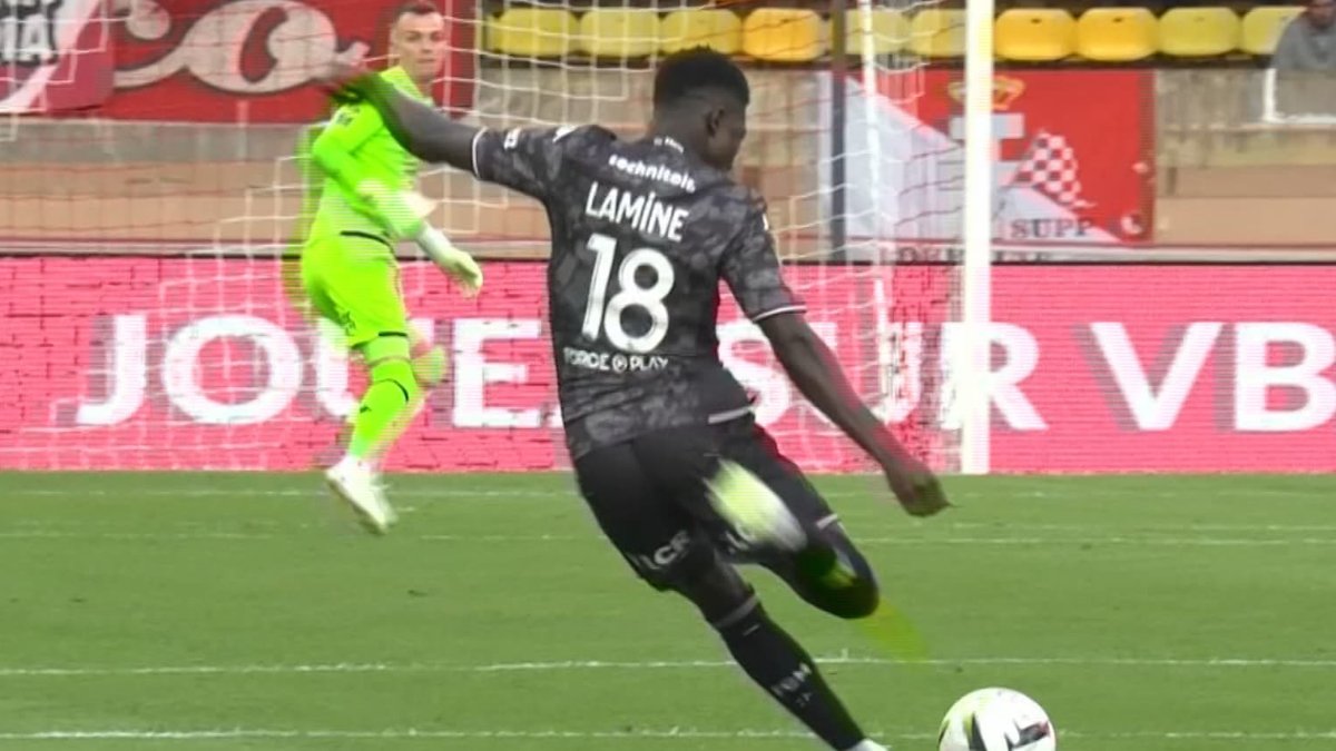 Metz oyuncusu Lamine Camara'dan orta sahadan nefis gol
