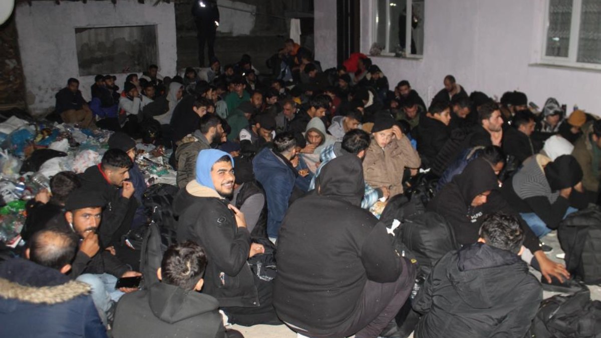 Edirne'de göçmen operasyonu: Evin bahçesinde yakalandılar