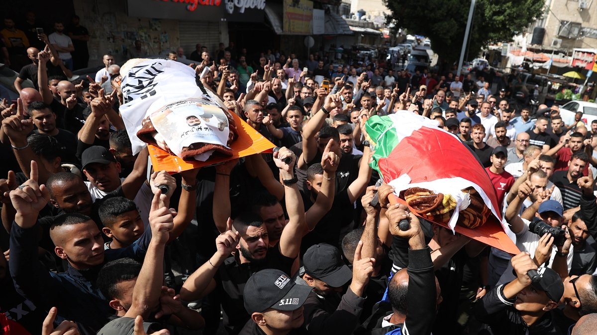Batı Şeria'da can kayıpları yükseliyor! İsrail güçleri tarafından öldürülen Filistinlilere cenaze töreni