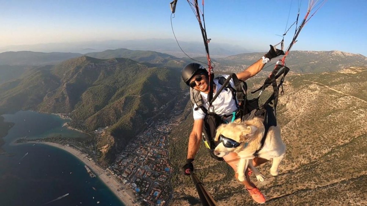 Fethiye'de yamaç paraşütçüsü, köpeğiyle uçtu