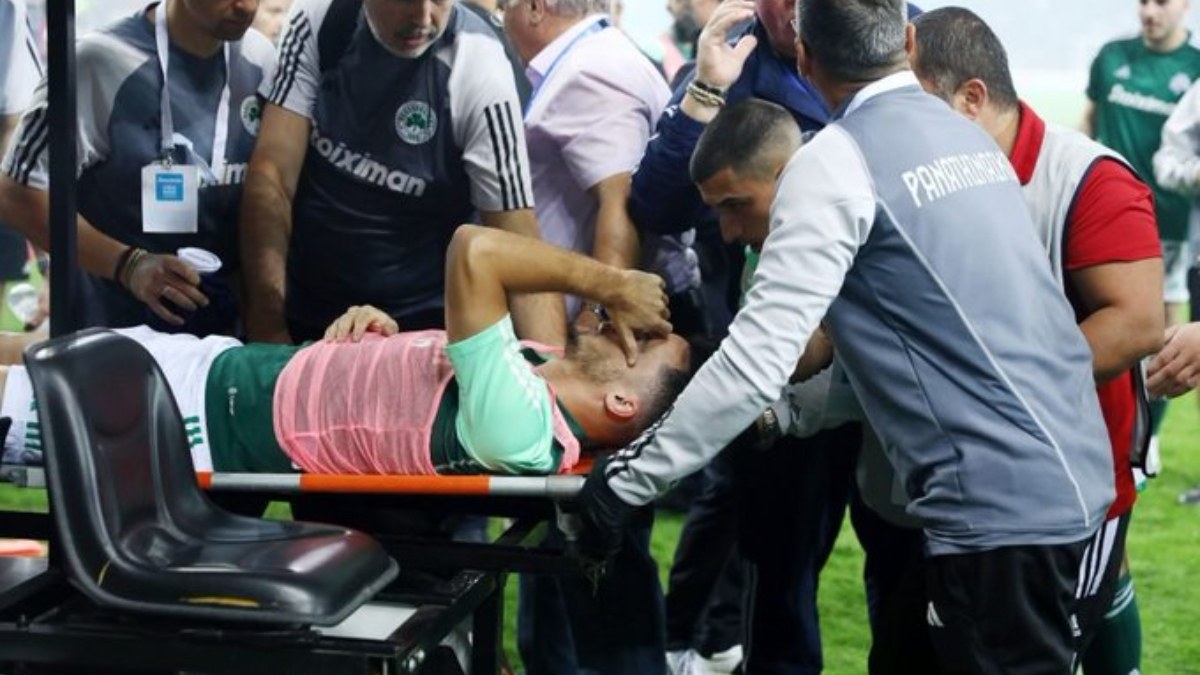 Maçta üzerine havai fişek isabet eden Panathinaikoslu Juankar, hastaneye kaldırıldı