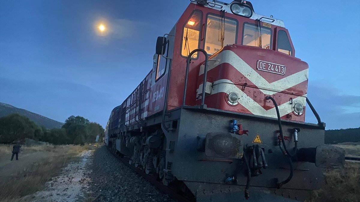 Afyonkarahisar'da trenin çarptığı traktörün sürücüsü hayatını kaybetti
